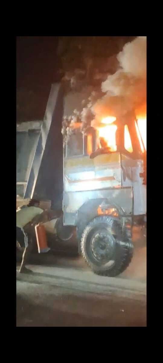 दर्दनाक हाइवा ट्रक की आमने- सामने भिड़ंत में लगी भीषण आग, चालक जिंदा जला