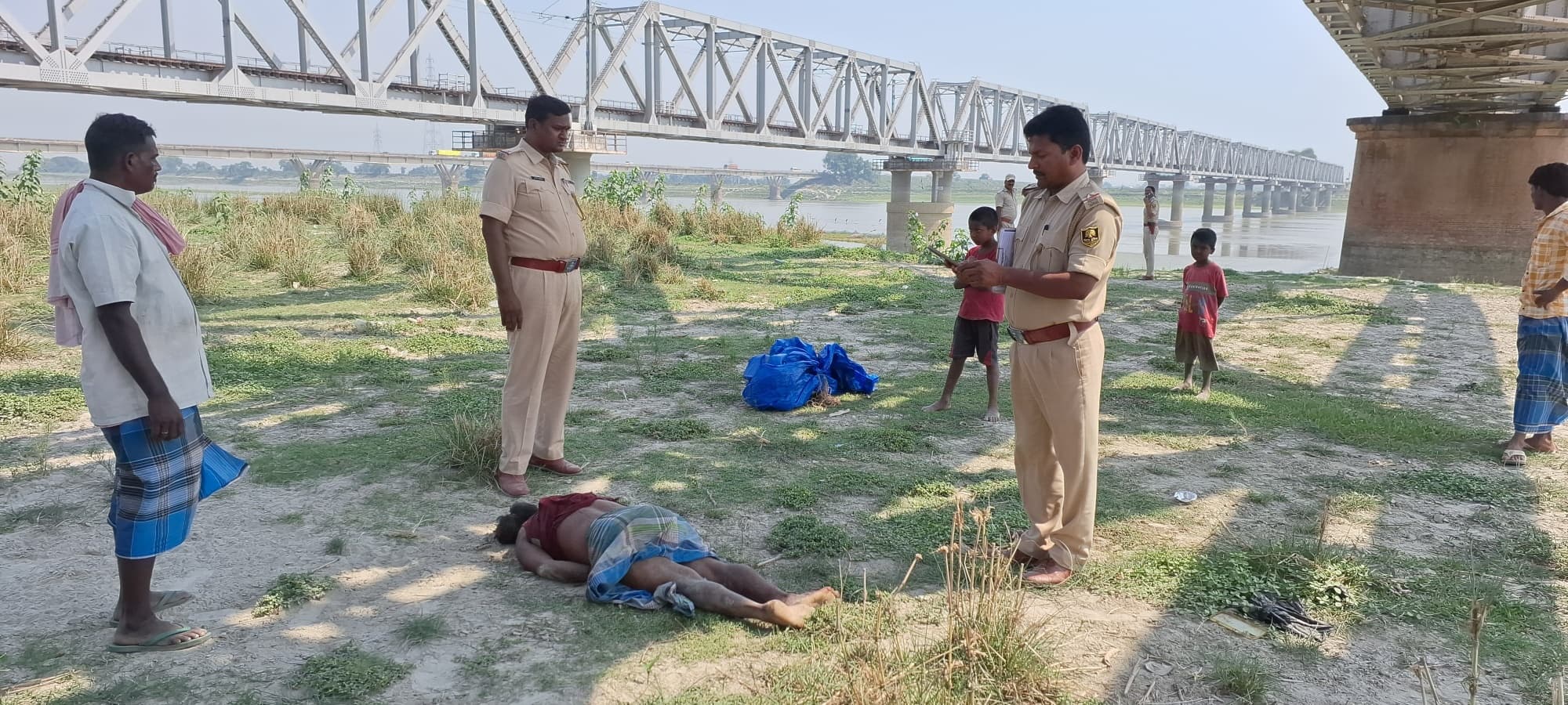 कुरसेला कोसी रेल पुल के नीचे मिला अधेड़ का क्षत विक्षत सिर कटा शव