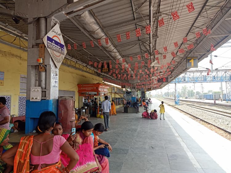 प्रयाग एक्सप्रेस को दुबारा चलाने की मांग