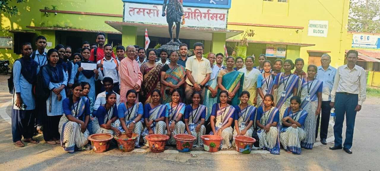 पॉट पेंटिंग प्रतियोगिता में छात्रों ने दिखाया रचनात्मक हुनर