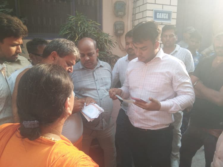 पूर्व विधायक ने दिया चेक, तो नहीं कटी बिजली