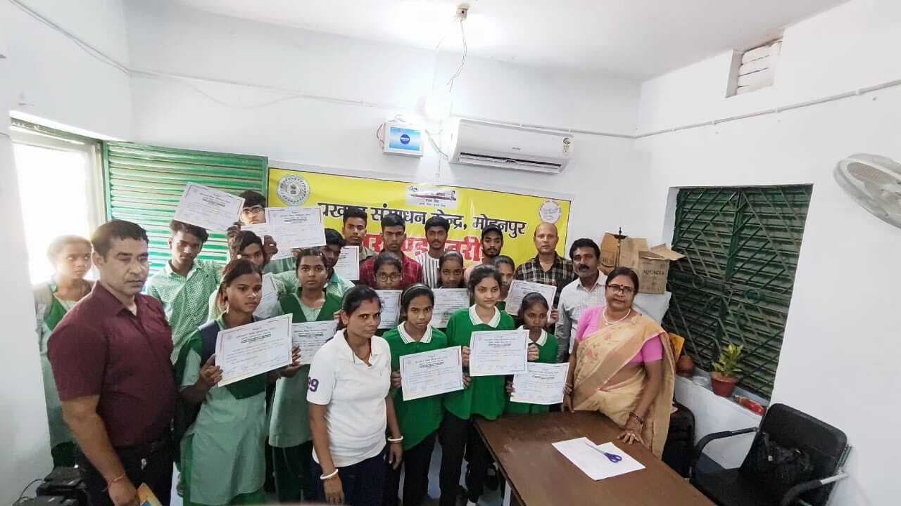 Deoghar News : कैरम टैलेंट प्रतियोगिता : विजेता छात्र-छात्राओं को बीपीओ ने किया पुरस्कृत