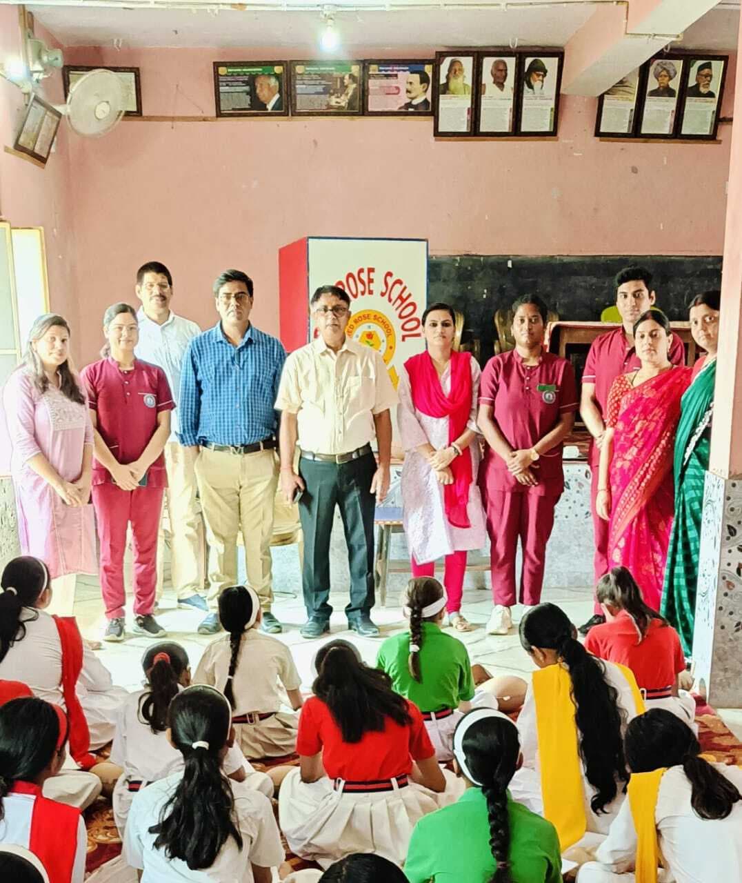 Deoghar news : एम्स के चिकित्सकों की टीम ने छात्र-छात्राओं को सीपीआर की विधि बतायी