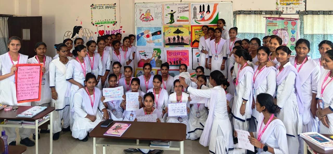 भारतीय सेना की सलामती को ले एएनएम स्कूल के प्रशिक्षुओं ने की प्रार्थनाफोटो संख्या :