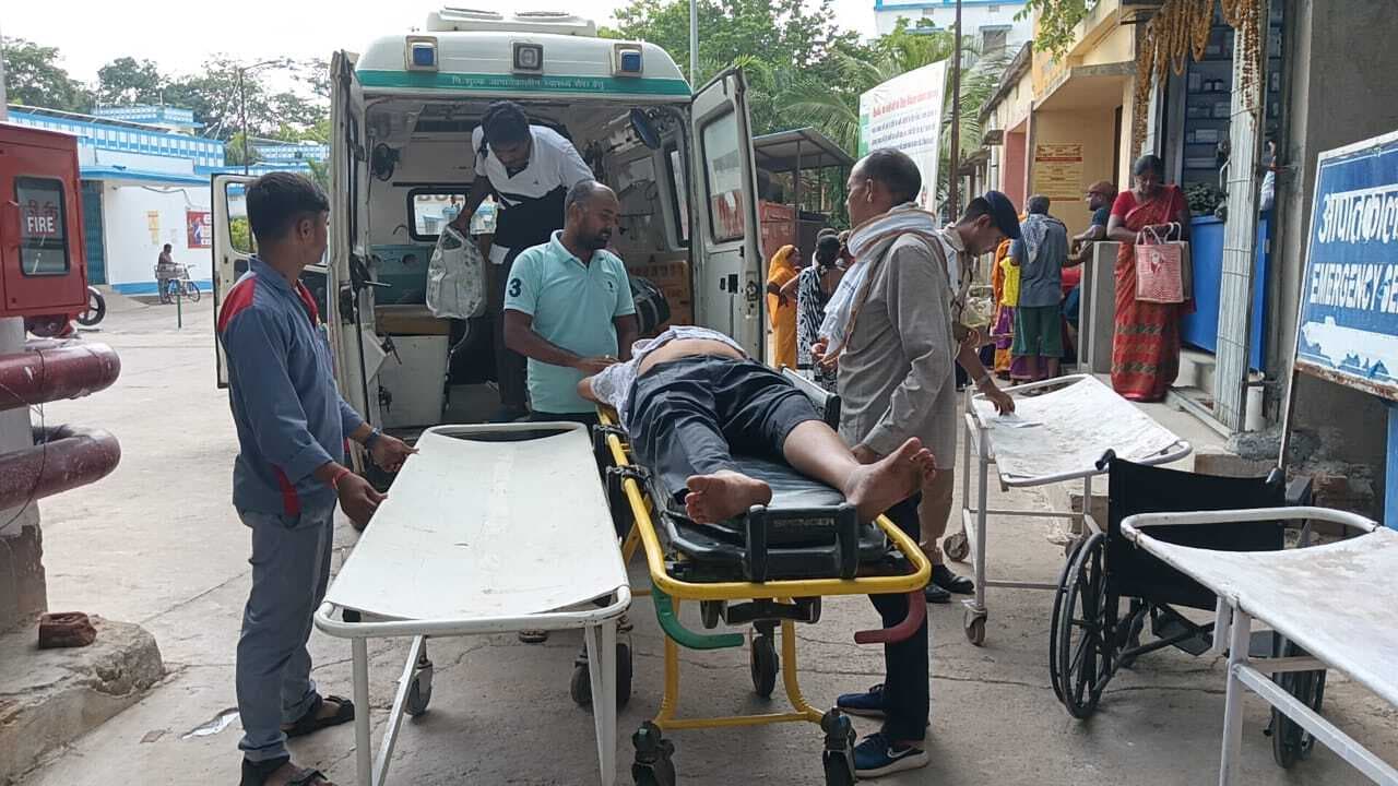 Deoghar News : जसीडीह स्टेशन में पटरी पर गिरा यात्री, हुआ घायल