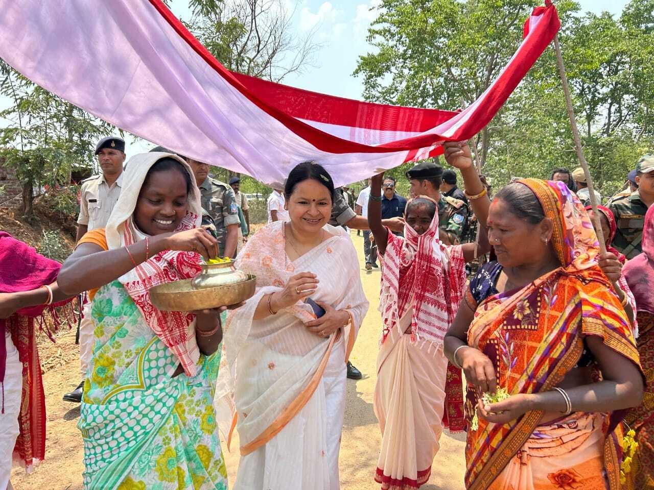 लातेहार के बरवाडीह और गारू प्रखंड पहुंचीं मुख्य सचिव