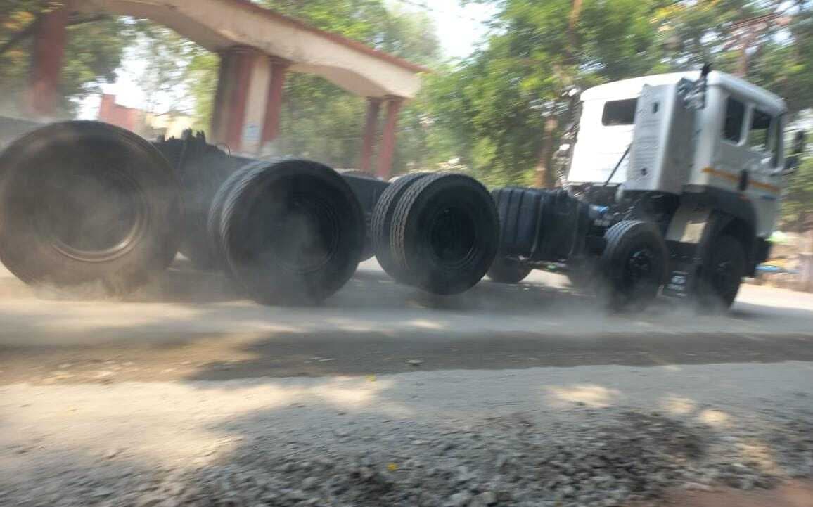 शहर में सड़क के किनारे डस्ट भरने से बढ़ी परेशानी