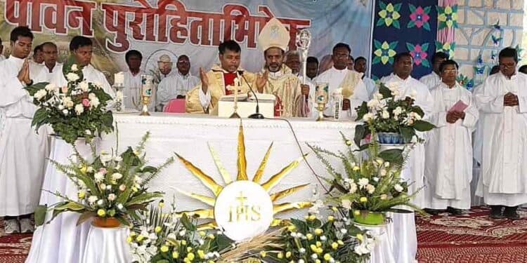 गोठगांव पल्ली में पुरोहित अभिषेक कार्यक्रम