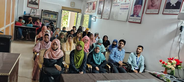 भाषाएं हमें समाज में एक-दूसरे से जोड़ती हैं