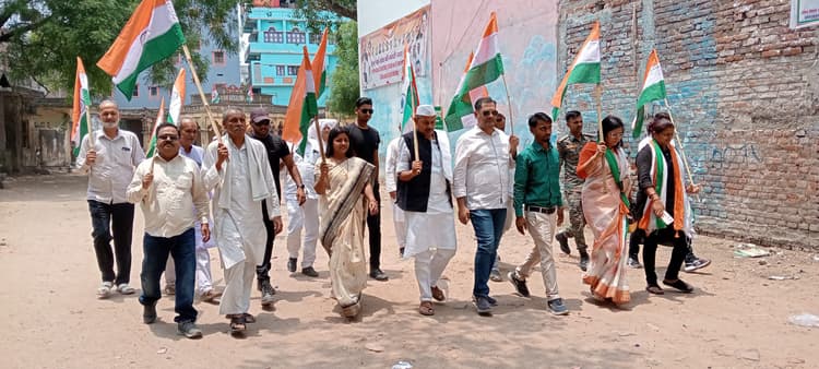 भारतीय सैनिकों के उत्साहवर्धन के लिए कांग्रेस ने निकाली तिरंगा यात्रा