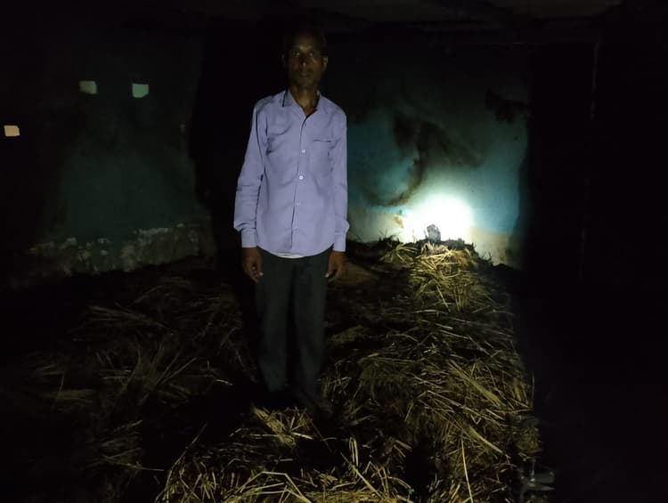 घर में लगी आग से नकदी समेत सामान जलकर राख