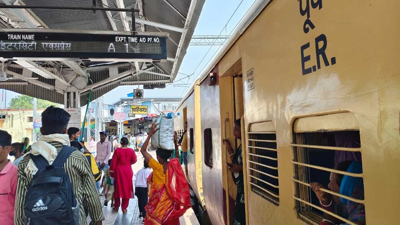 मेगा ब्लॉक के कारण साहिबगंज-जमालपुर के बीच कई ट्रेनें विलंब से चली