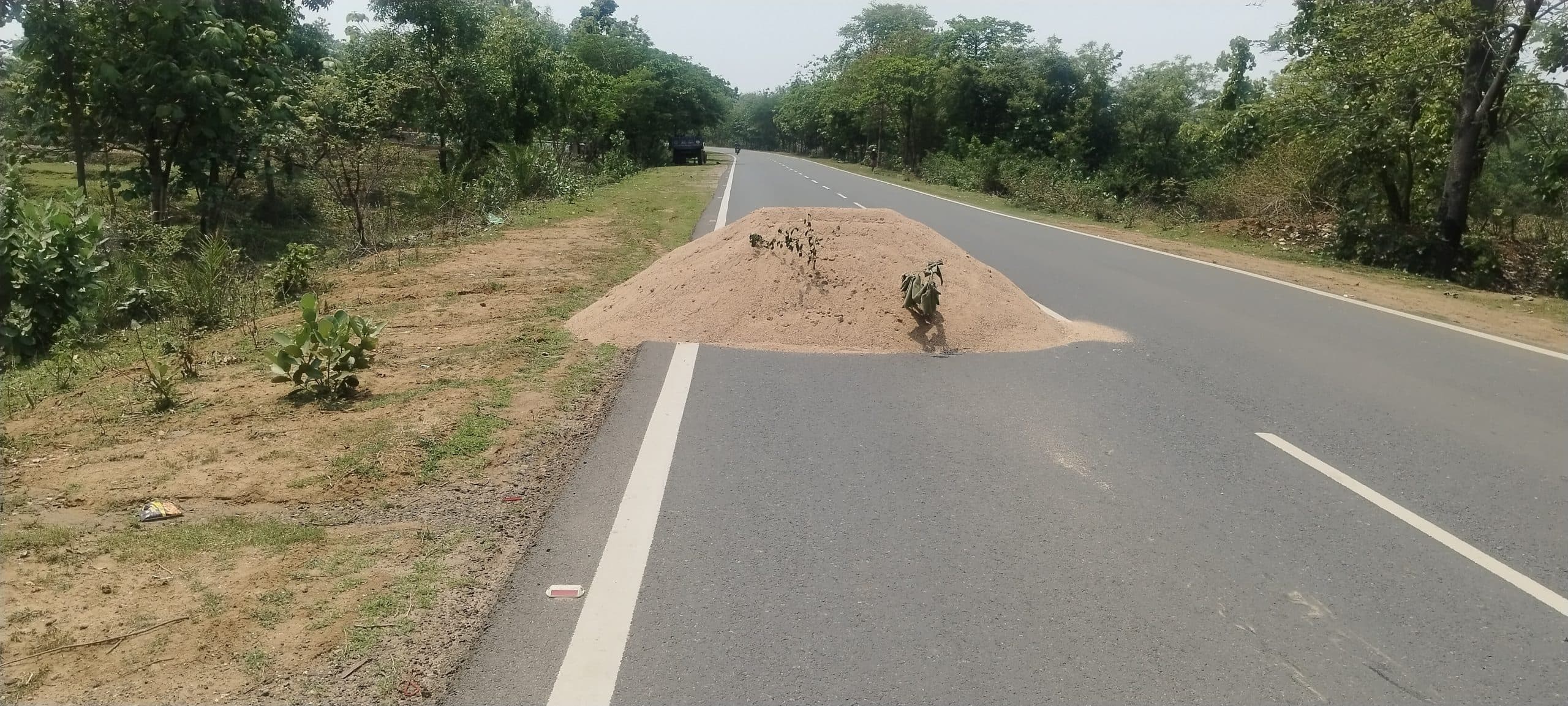 ट्रैक्टर खराब हुआ तो हाईवे के बीचो-बीच ही कर दिया बालू अनलोड