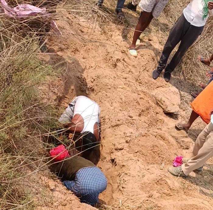 Deoghar News : सांप के डसने की अफवाह, हत्या का शक: पिता का आरोप, पेड़ से उतारने के बाद मासूम को पटका गया