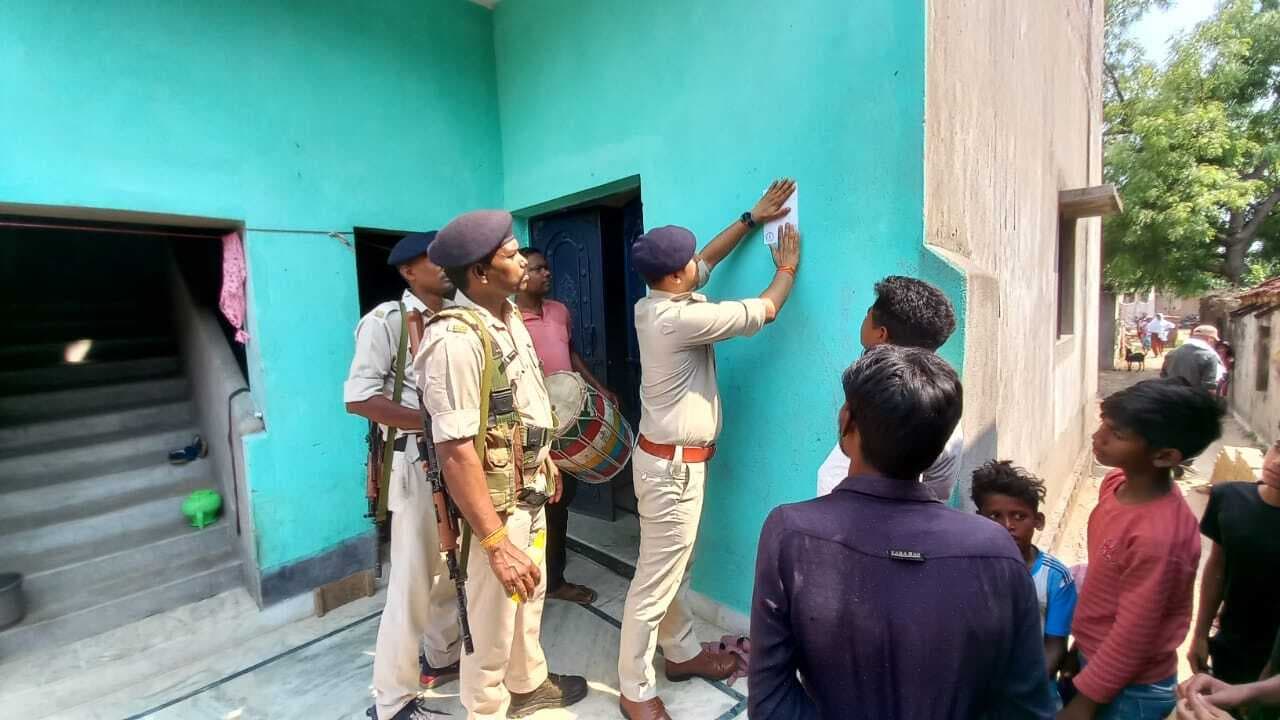 मिहिजाम पुलिस ने चिपकाया कुर्की जब्ती का इश्तेहार