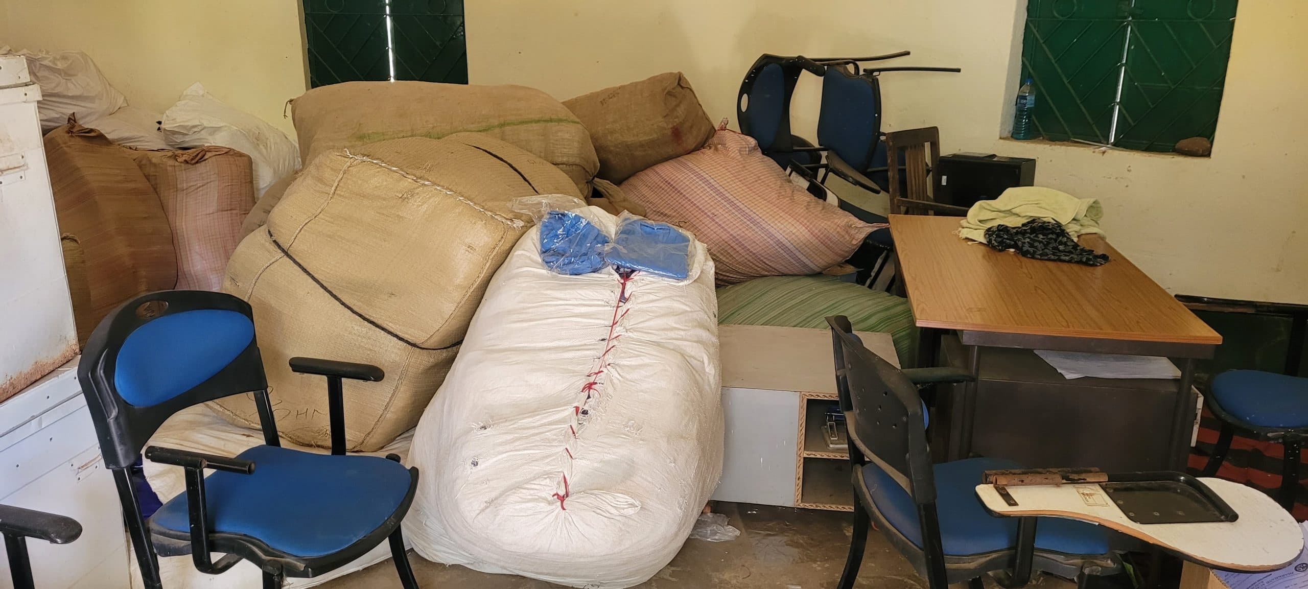 Deoghar news : मोहनपुर के स्कूली बच्चों को अब गर्मियों में मिलेंगे स्वेटर, अभी बीआरसी ऑफिस में फांक रहे हैं धूल