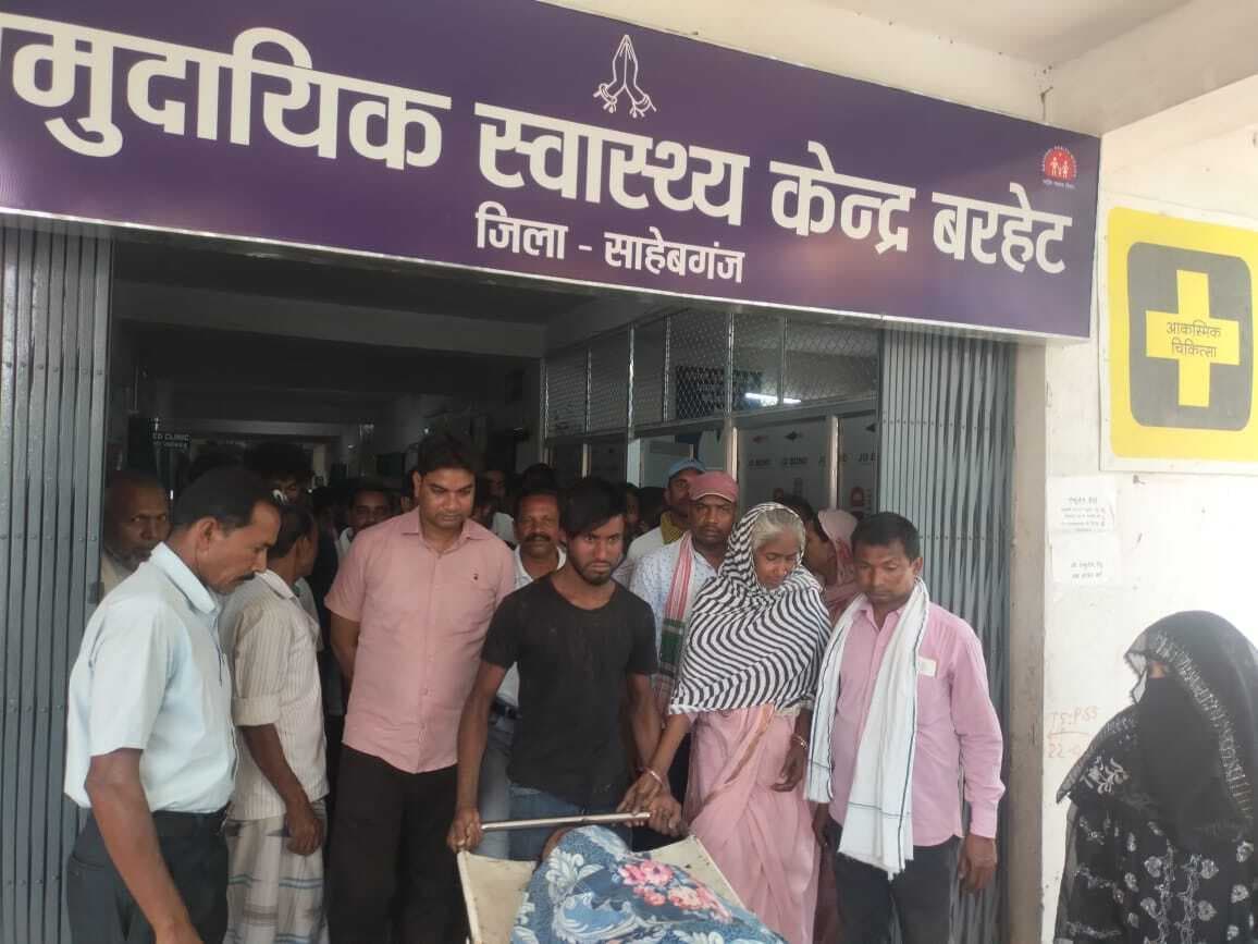 गुमानी नदी में डूबी महिला को लेकर सीएचसी पहुंचे लोग, आधे घंटे बाद पहुंचे डॉक्टर