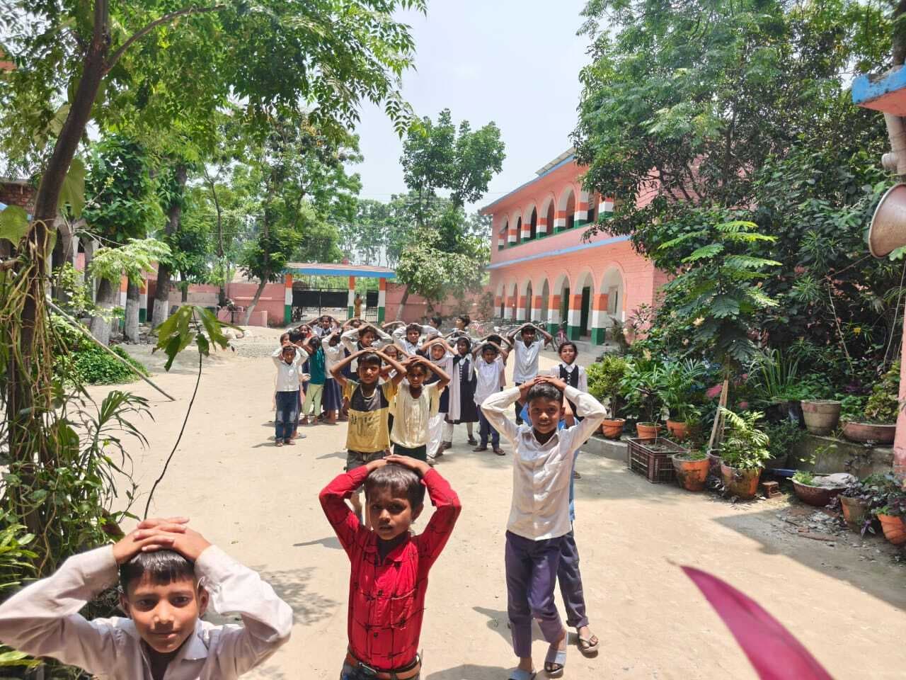 बच्चों व अभिभावकों को युद्ध कालीन स्थिति में बचाव की दी जानकारी