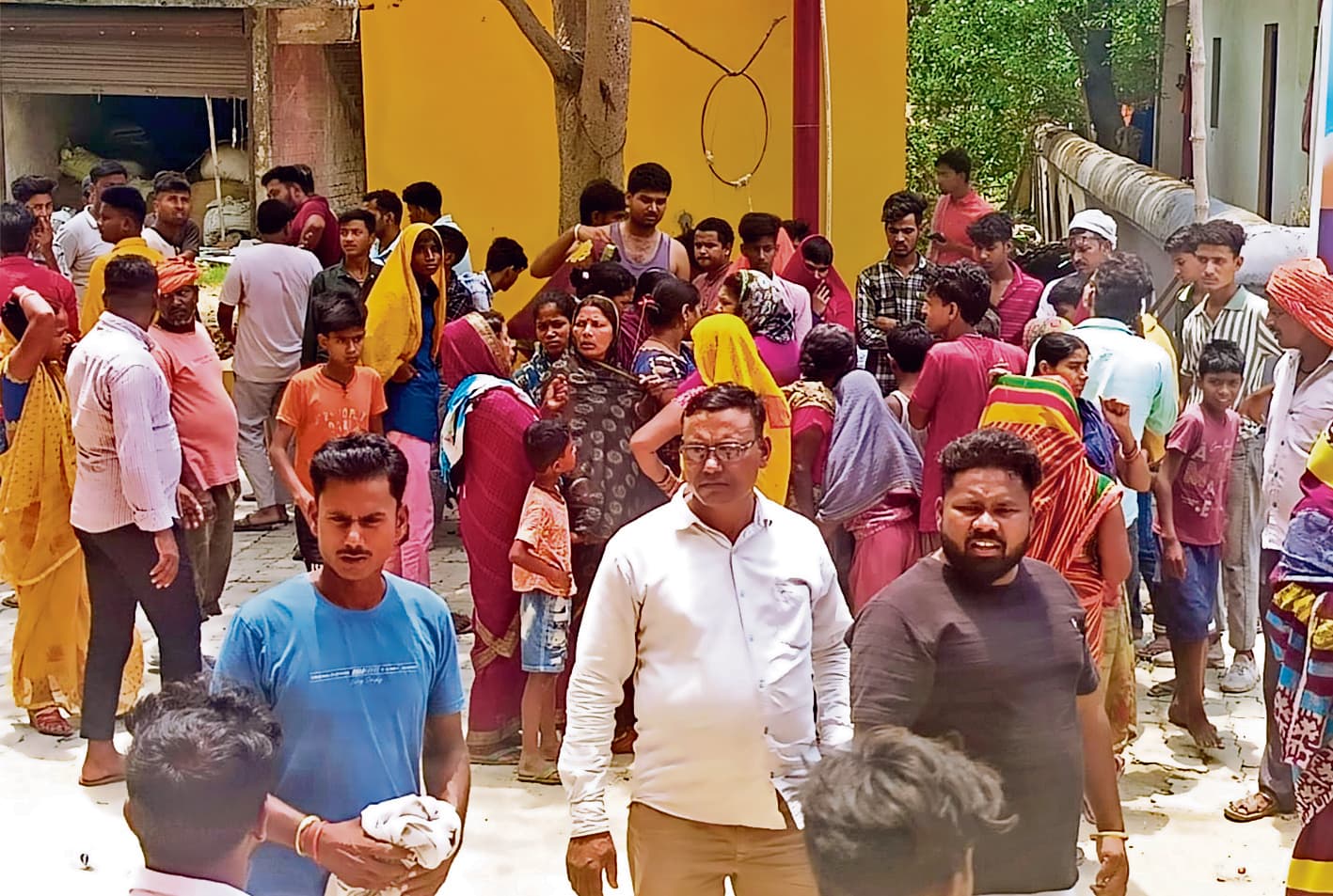 Gopalganj News : बाइक पलटने के बाद ट्रैक्टर-ट्रॉली की चपेट में आने से दो डीजे ऑपरेटरों की मौत