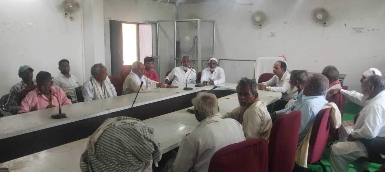 ग्राम प्रधान के सम्मान राशि पर रोक लगाने का मुद्दा छाया