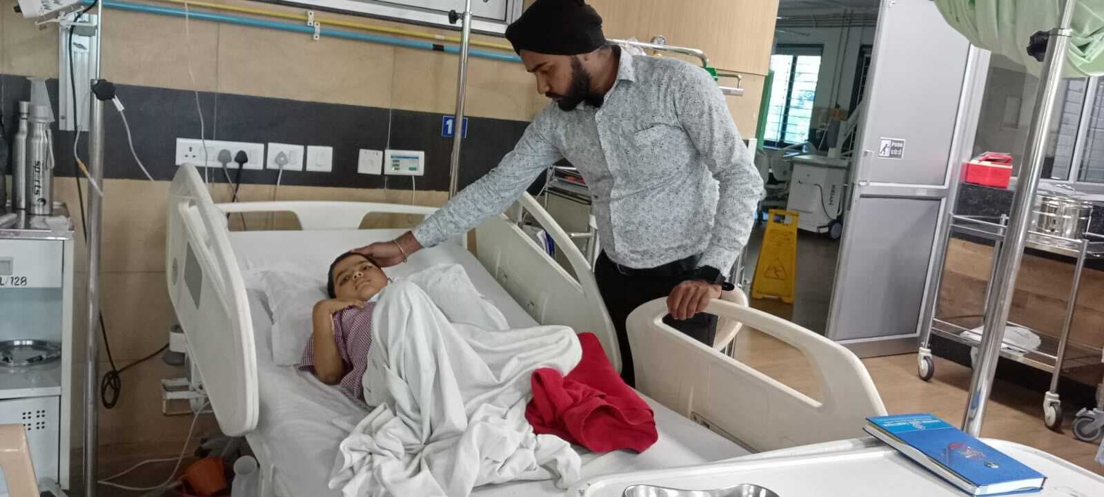 ब्लड कैंसर से पीड़ित बच्चे का इलाज रूका, डीसी, स्वास्थ्य मंत्री से गुहार