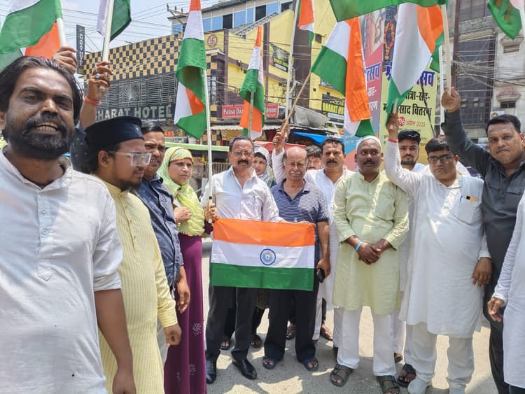 सेना के सम्मान में कांग्रेस ने निकाली तिरंगा यात्रा