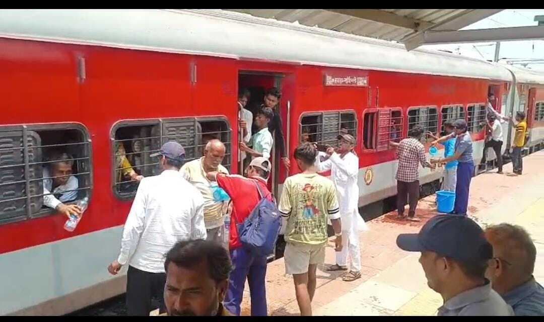 रेलवे स्टेशन पर स्काउट एंड गाइड ने यात्रियों के बीच किया शीतल पेयजल वितरित