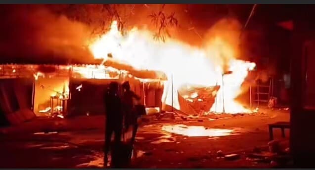 Madhubani News : पटाखे की चिंगारी से चार दुकानें जली, लाखों की संपत्ति नष्ट