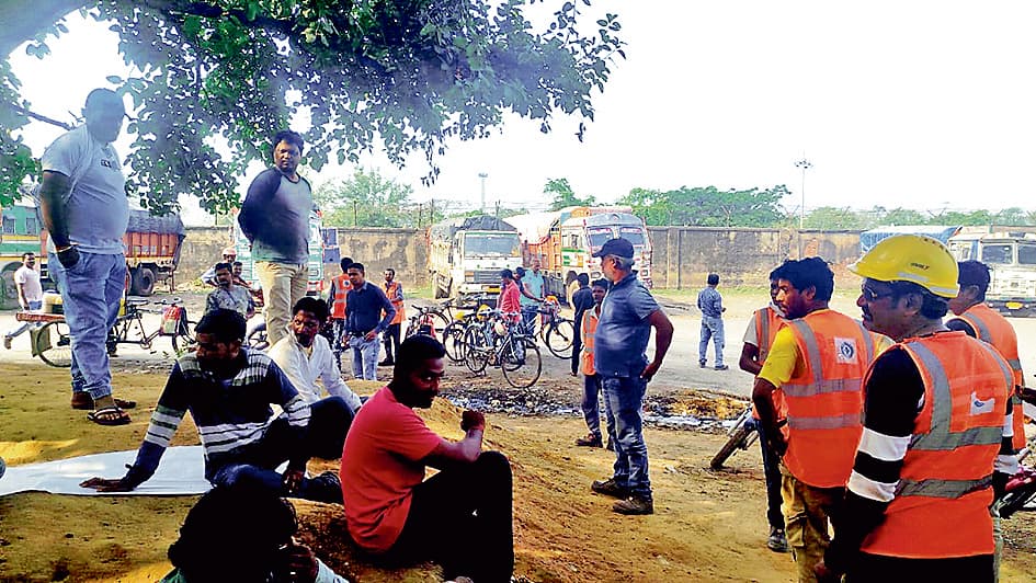 सीमेंट फैक्टरी के बाहर भूमि रक्षा कमेटी का प्रदर्शन