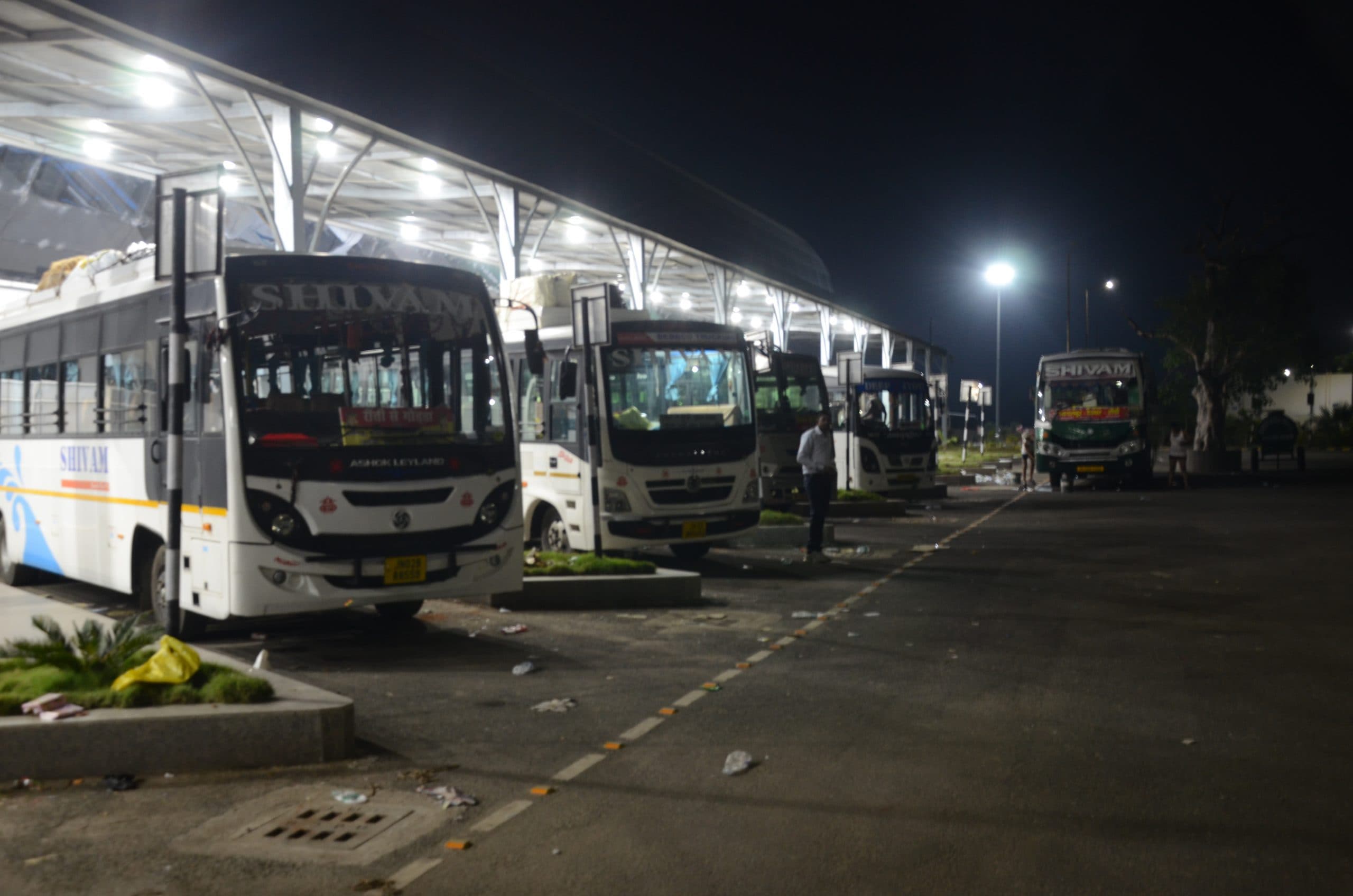 Deoghar news : आइएसबीटी में लौटी रौनक, बस ऑनर्स एसोसिएशन का हड़ताल खत्म होते ही चालू हुआ बसों का परिचालन