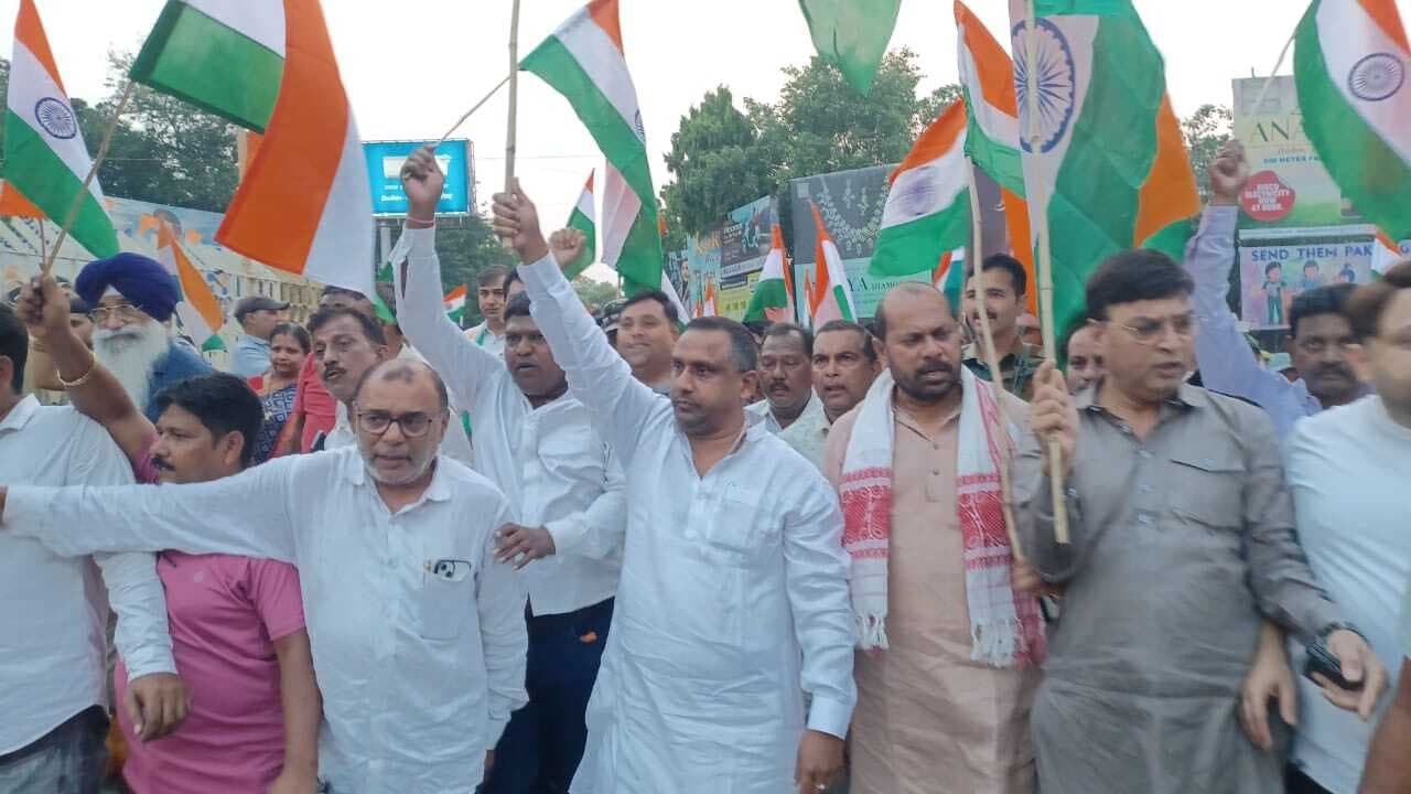 Jamshedpur news. जिला कांग्रेस ने जय हिंद यात्रा निकाल कर सेना के शौर्य को किया सलाम