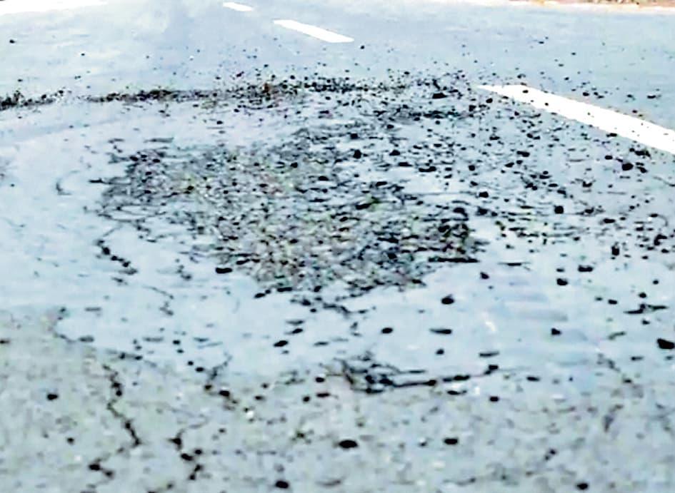 कांकसा में भारी वाहनों के गुजरने से सड़क खस्ताहाल