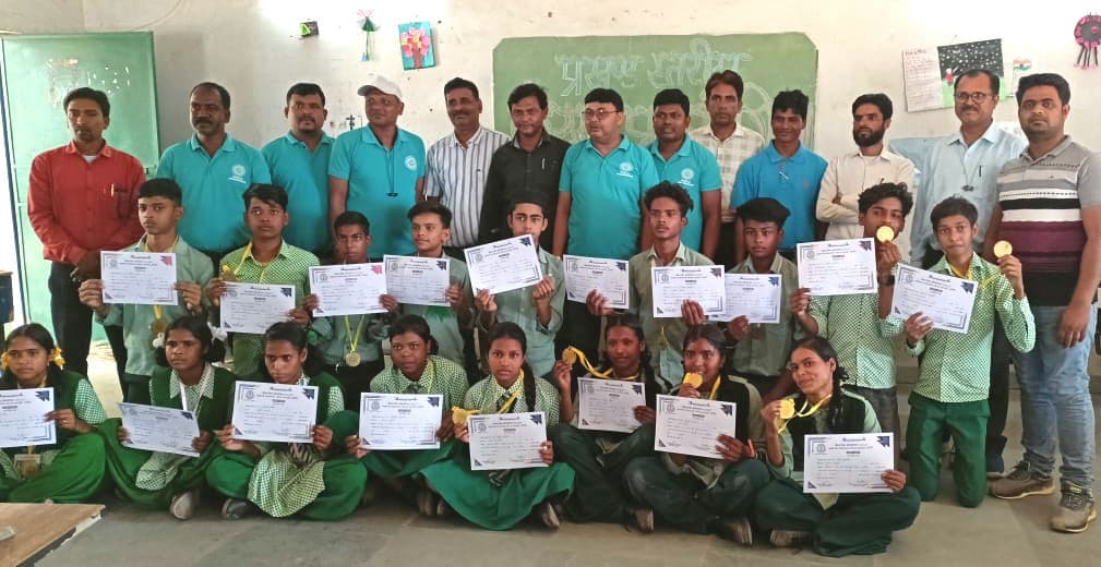 प्रखंडस्तरीय स्कूल कैरम टैलेंट प्रतियोगिता के विजेता को मिला सम्मान