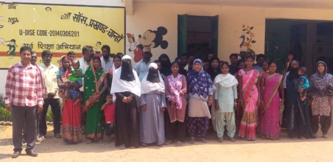 मॉडल स्कूल को नये भवन में शिफ्ट करने की मांग को लेकर प्रदर्शन