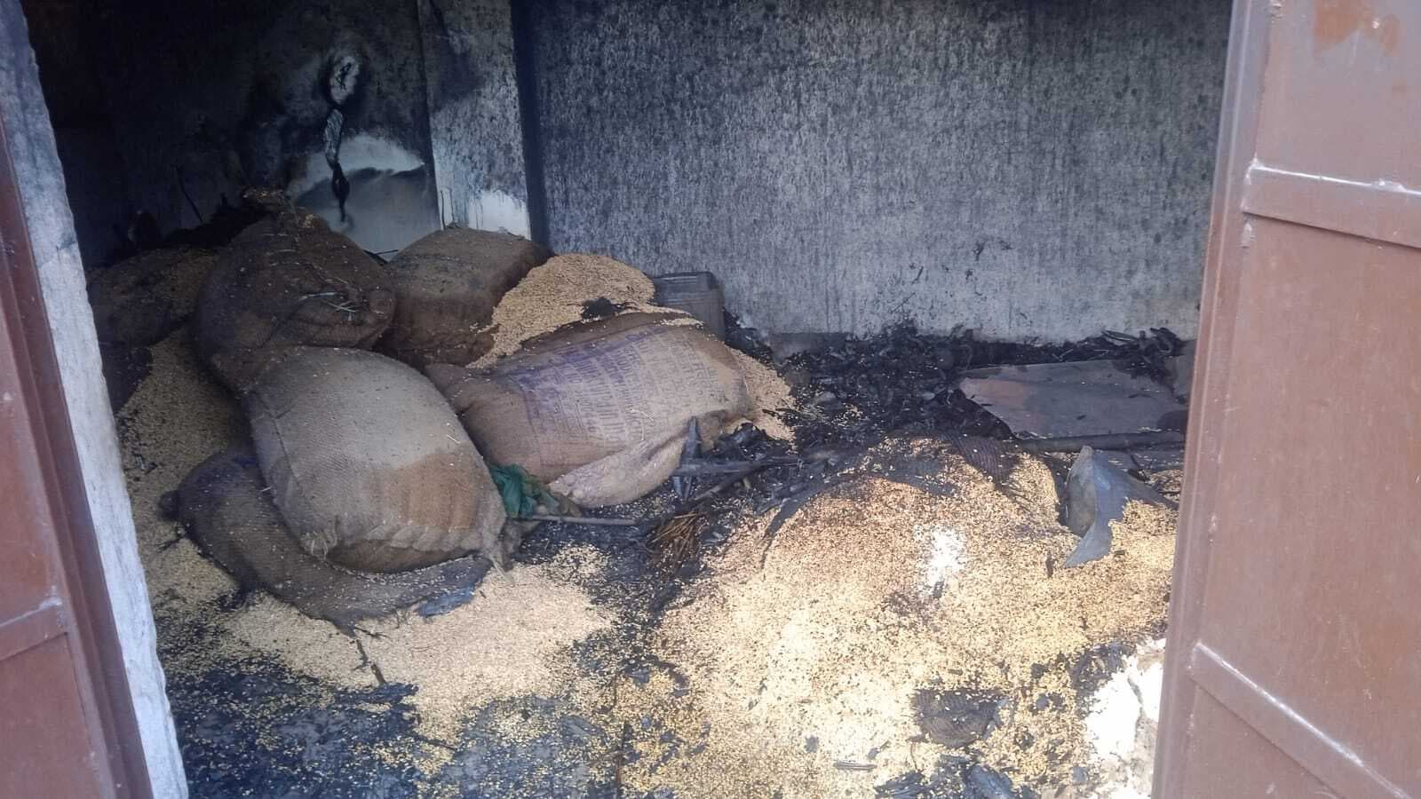 राशन दुकानदार के गोदाम में लगी आग, कई क्विंटल अनाज जला