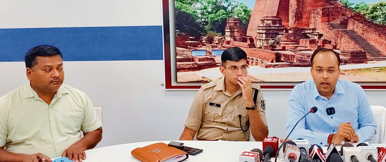 प्रशासन की बैठक में होटल, लॉज और साइबर कैफे पर सख्त निगरानी का आदेश