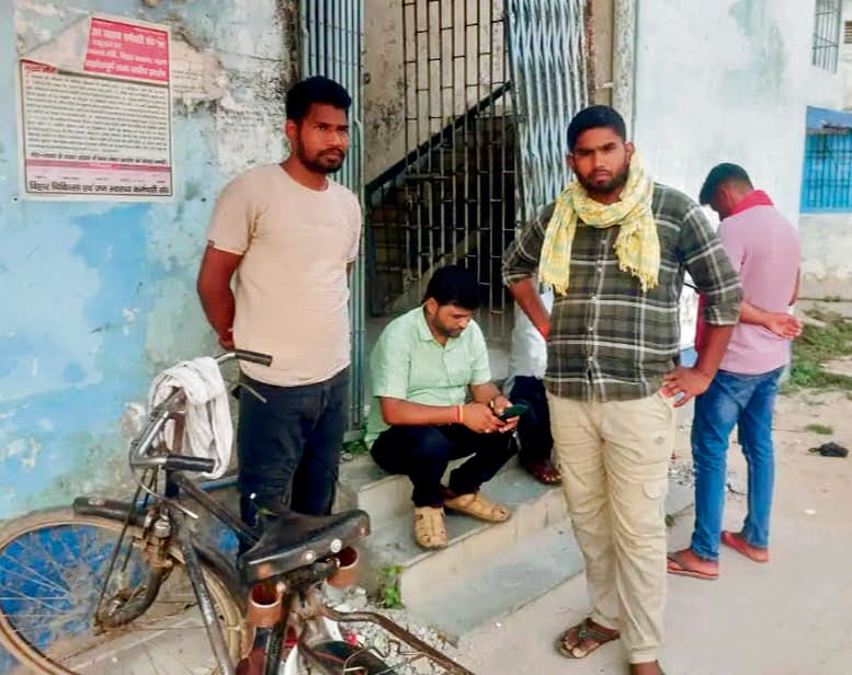 10 दिन से लापता युवक का शव पंचायत सरकार भवन से बरामद