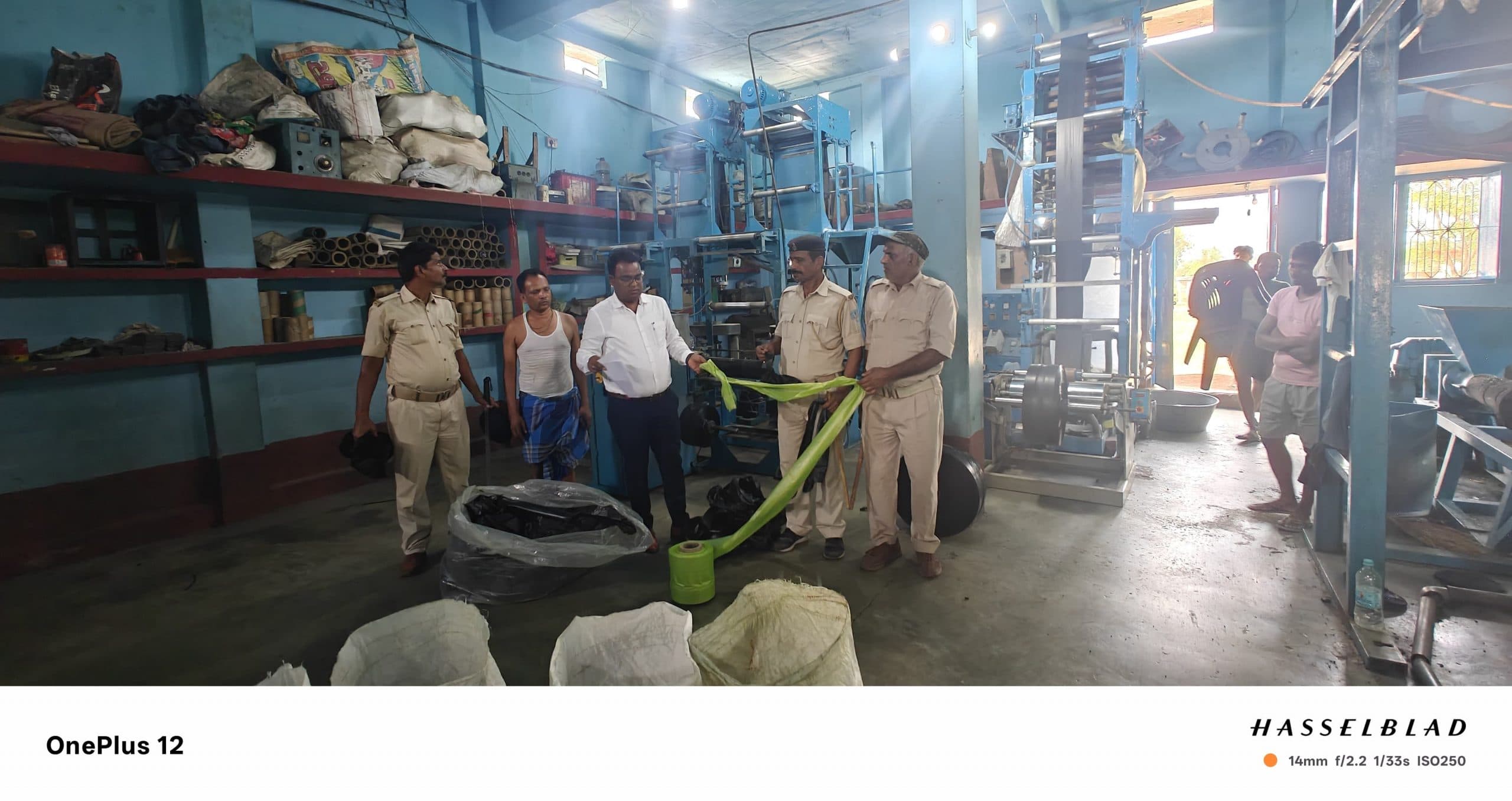 Deoghr news : जसीडीह में चल रहे अवैध प्लास्टिक फैक्टरी का भंडाफोड़, भारी मात्रा में सिंगल यूज प्लास्टिक जब्त