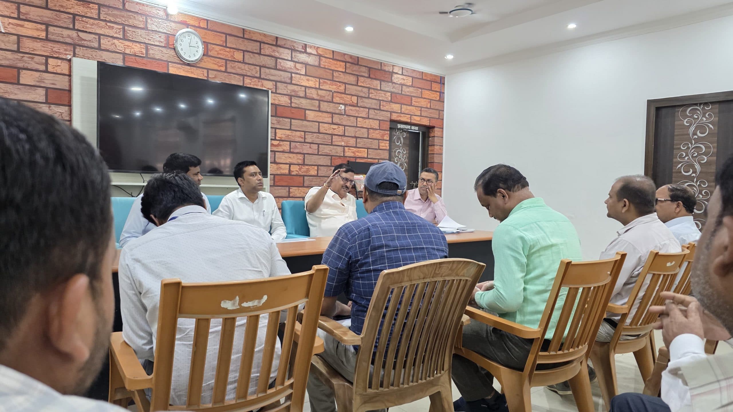 Samastipur News:सर्वेक्षण अमीन घर-घर जाकर स्वघोषणा प्रपत्र प्राप्त करें : निदेशक