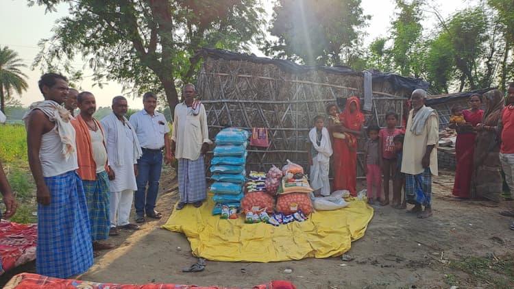 Samastipur News:सामाजिक कार्यकर्ता ने जरूरतमंद परिवार को दी राशन सामग्री