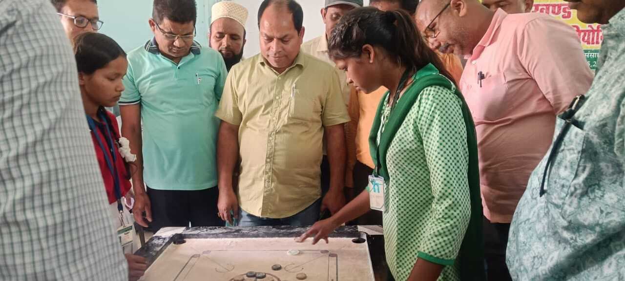 कैरम प्रतियोगिता में स्कूली बच्चाें ने दिखायी प्रतिभा