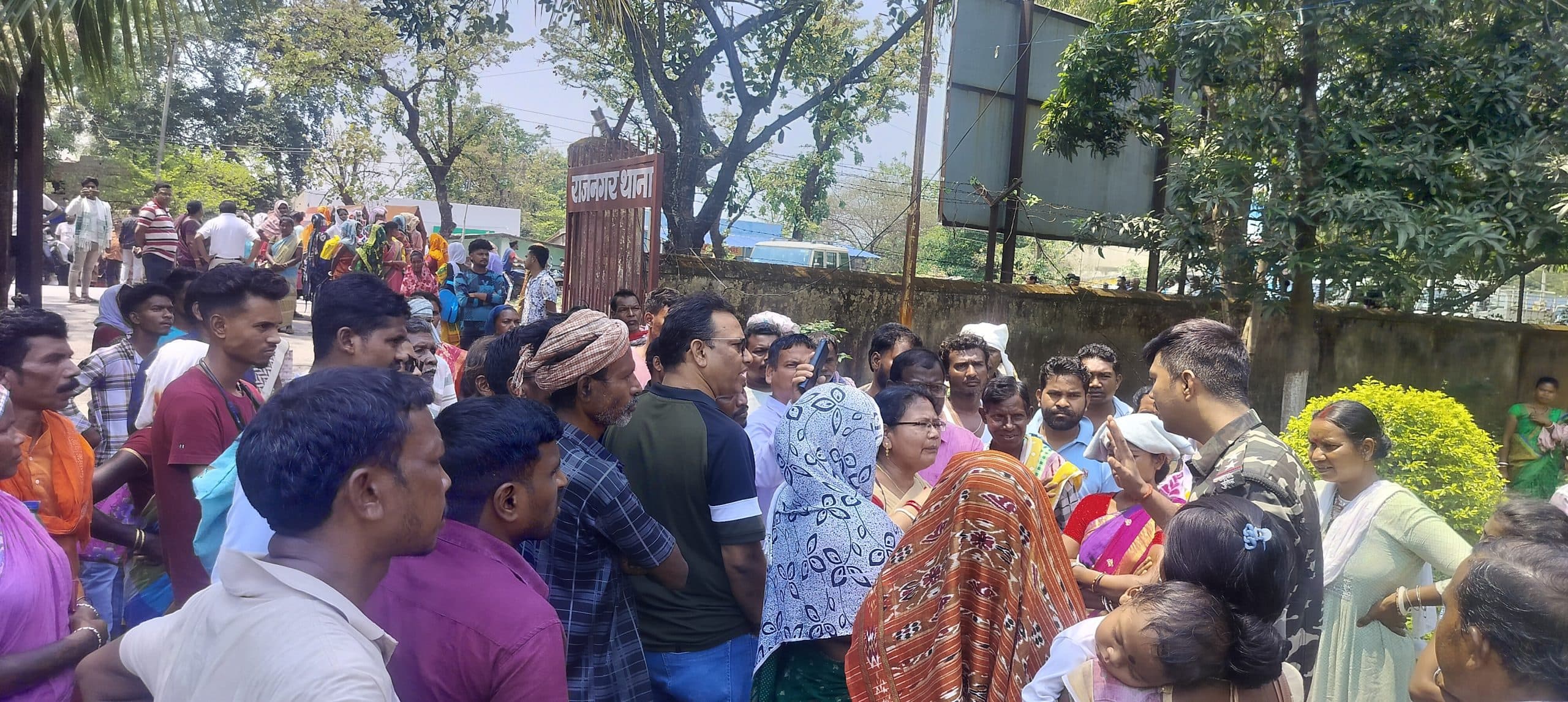 Seraikela News : राजनगर थाना को झाड़-फूंक की अनुमति देने की मांग पर सड़क जाम, हंगामा