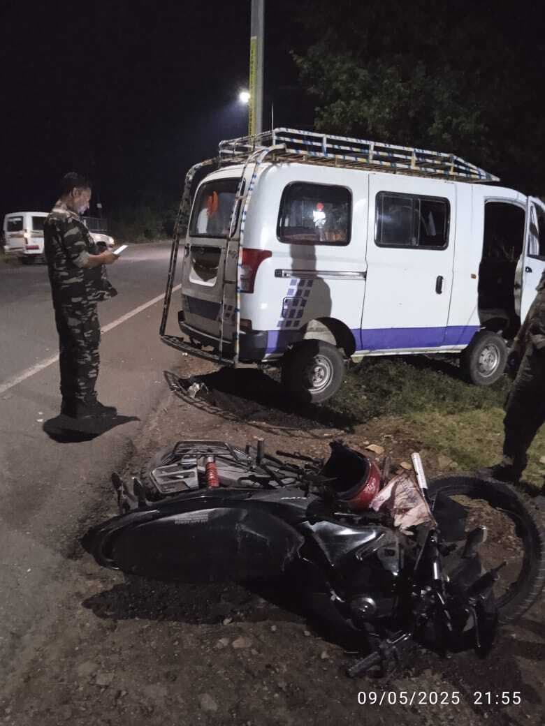 Seraikela News : यात्री वाहन के धक्के से बाइक सवार युवक गंभीर