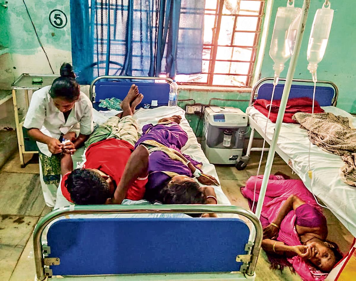 East Singbhum News : डुमरिया सीएचसी में एक बेड पर दो-दो मरीजों को लेटाकर सेलाइन चढ़ाया गया