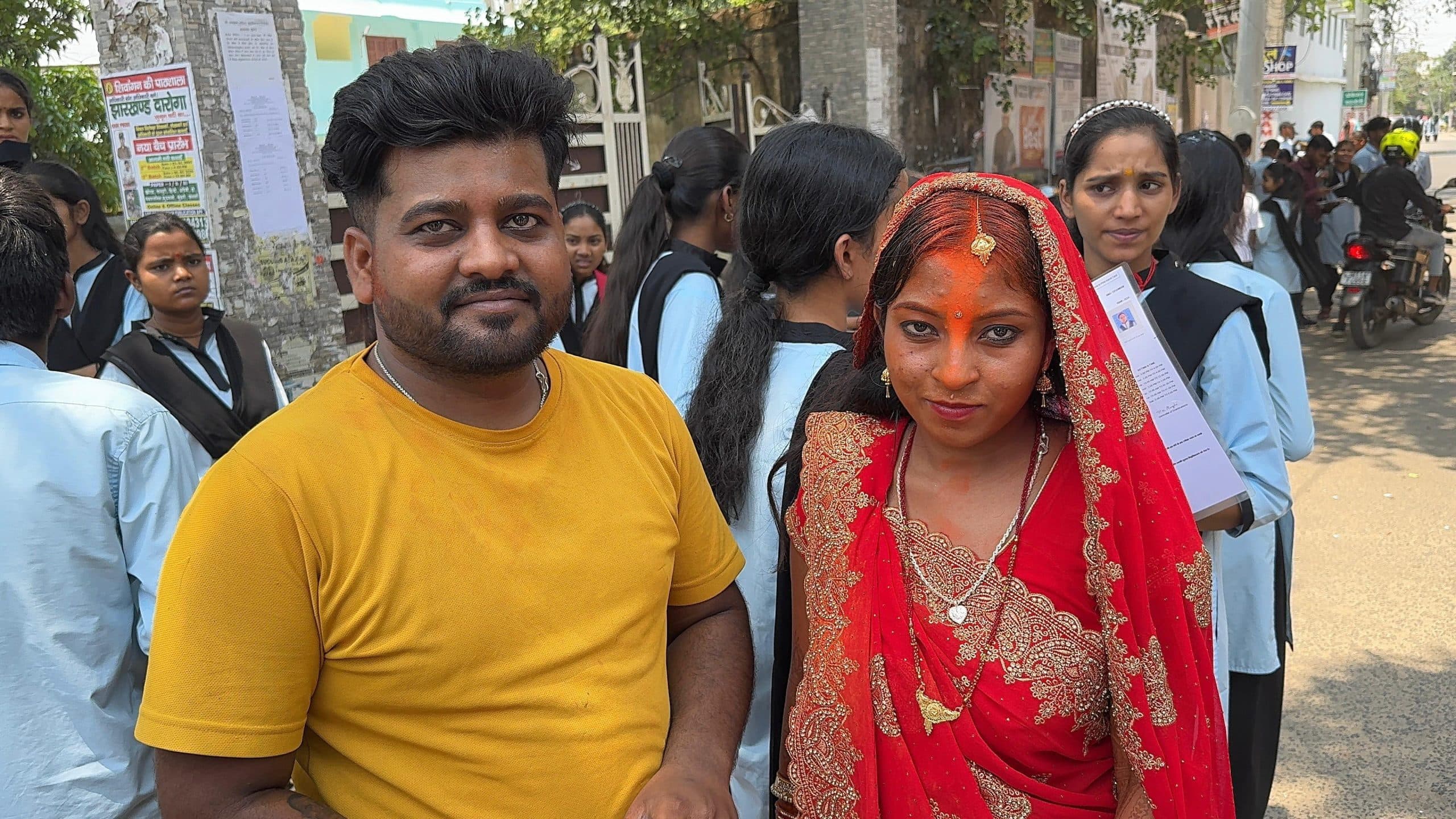 Giridih News: शादी के मंडप से सीधे परीक्षा देने परीक्षा केंद्र पहुंची दुल्हन