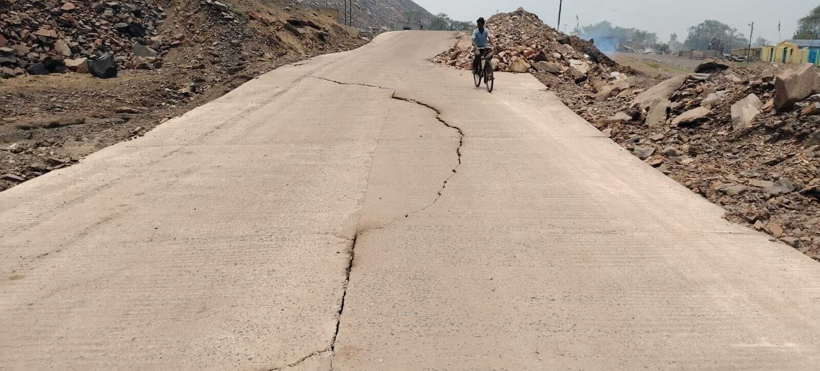 Dhanbad News: जोगता 11 नंबर के समीप डेंजर जोन में बनी सड़क में बनी दरार