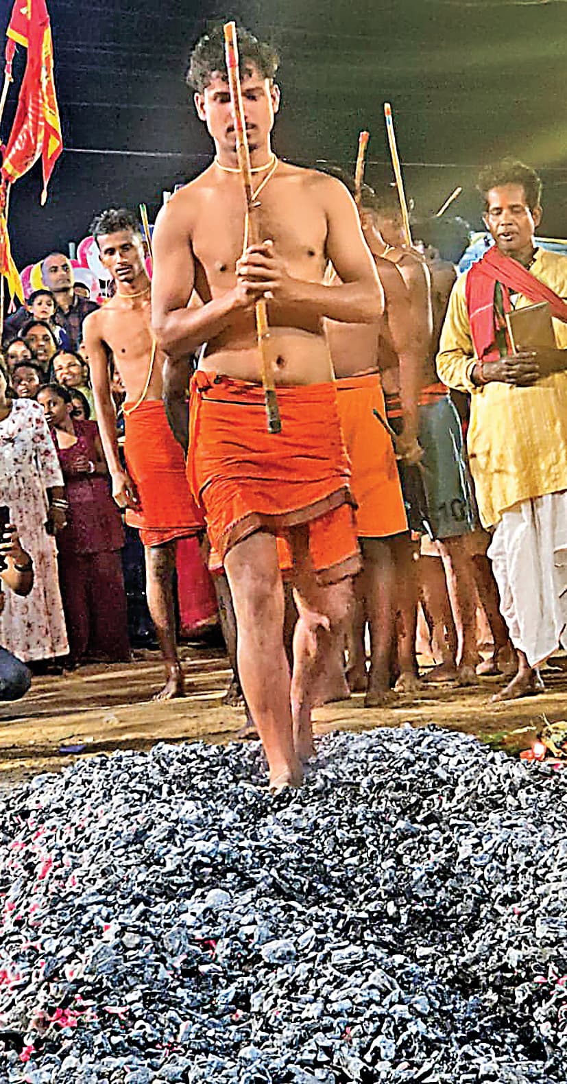 ranchi news : रांची में फूलखुंदी की रस्म, शिव भक्ति में दहकते अंगारों पर चले भोक्ता और सोख्ताइन