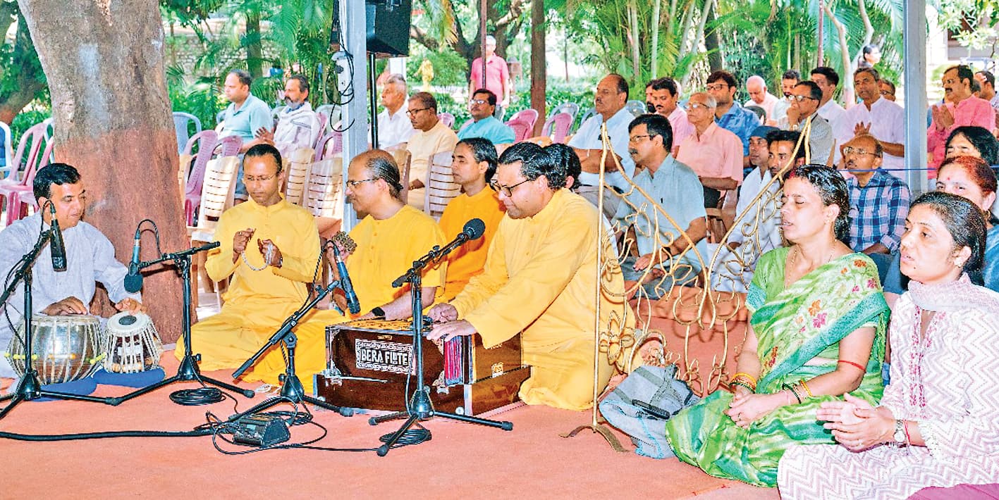 ranchi news : भजनों से गूंज उठा योगदा सत्संग आश्रम का परिसर ranchi news : भजनों से गूंज उठा योगदा सत्संग आश्रम का परिसर