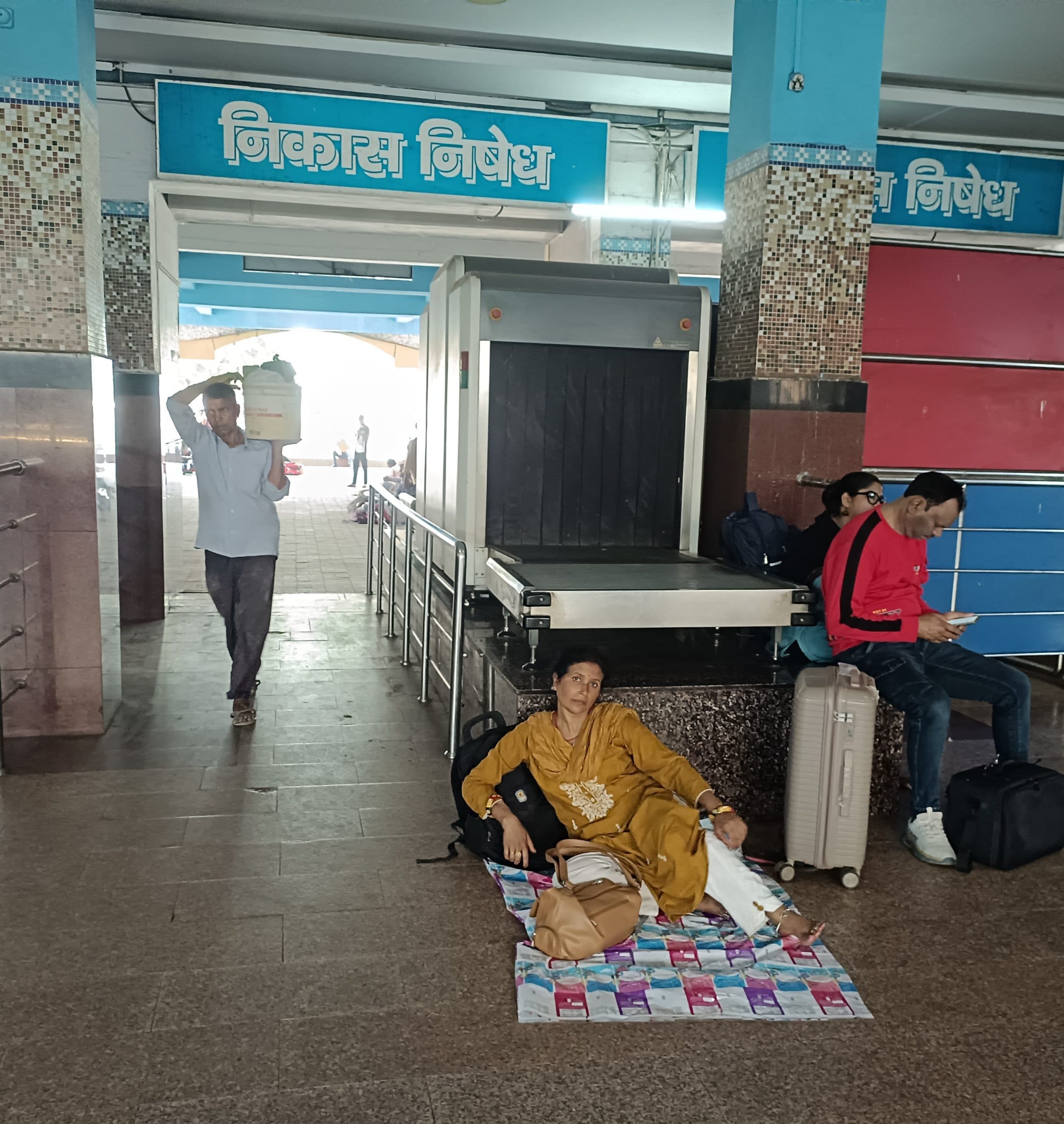 Dhanbad News : सालों से खराब पड़ी है ह्वीकल स्कैनर मशीन, लगेज स्कैनर का नहीं होता है उपयोग, मौज में सुरक्षाकर्मी