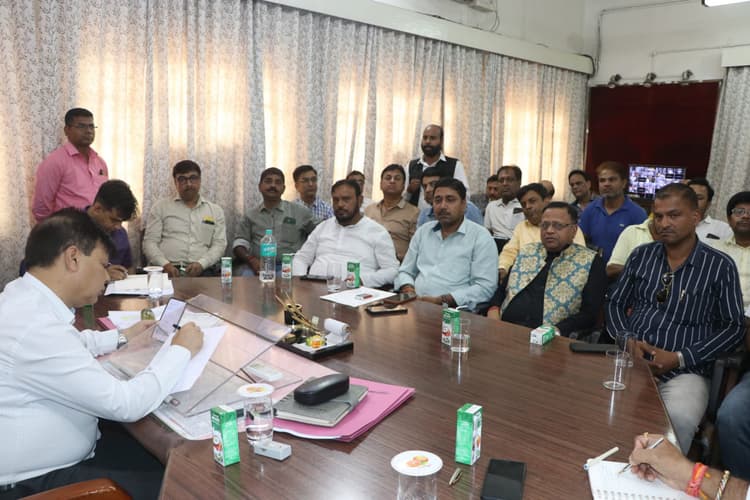 Dhanbad News : निगम प्रशासन को व्यापारियों की समस्याओं से करवाया अवगत